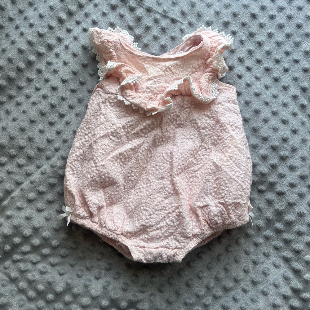 Catherine Malandrino Mini Ruffled lace trim Bubble Romper light pink 6-9 months